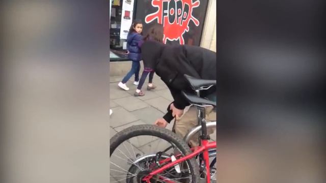 Thief uses a pair of bolt cutters to break through a bicycle lock смотреть онлайн