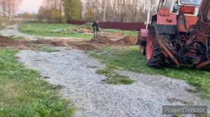 Экскаватор ЮМЗ копает траншею под водопровод ?