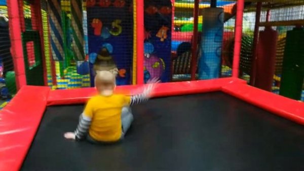 Макс в детской игровой комнате Entertainment for children kids play