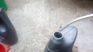 Заливаем масло опрыскивателем