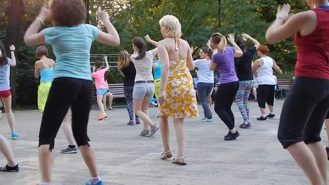 Даша занимается зумба-фитнесом смотреть онлайн