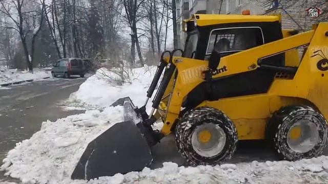 Bobcat и МТЗ-82 уборка придомовой территории. смотреть онлайн