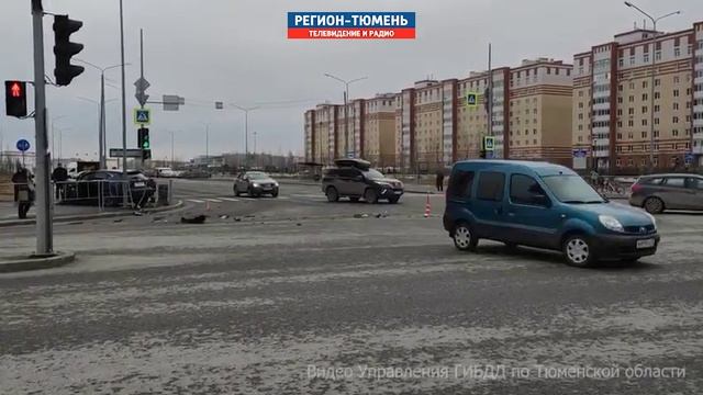 Два внедорожника не поделили перекресток на ул. Менделеева в Тюмени смотреть онлайн