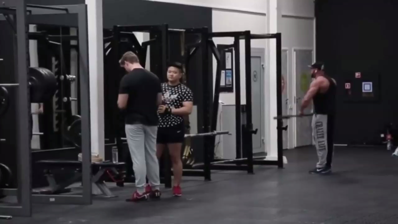 Поющий качок в зале! смотреть онлайн