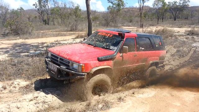 Toyota Hilux surf 2.4td import in the mud at mount louisa track смотреть онлайн
