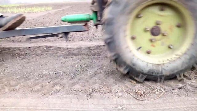 Мотоблок в работе с ПРИЦЕПОМ САМОСВАЛОМ. Перевозка дров. Самосвальный прицеп в работе. смотреть онлайн