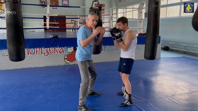 Основы бокса - УДАР ПЕТЛЕЙ или СДВОЕННЫЙ ХУК смотреть онлайн