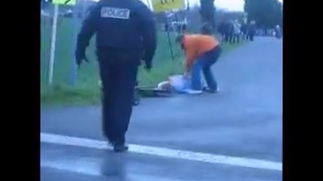 Paris Nice Tyler Farrar Crashes Out смотреть онлайн