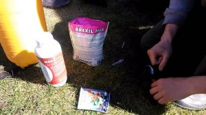 Первая подкормка КЛУБНИКИ весной. Корневая подкормка. Удобрение по листу (1).mp4