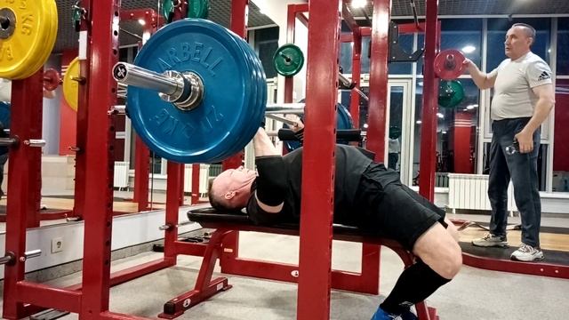 Жим штанги лёжа с упоров средним хватом 145 на 2 смотреть онлайн