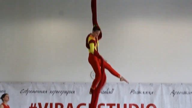 Воздушные полотна в студии танца "Вираж". Марина Шестак смотреть онлайн