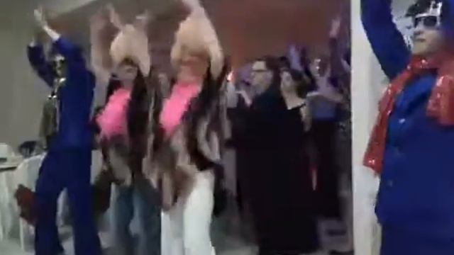 Танец родителей на выпускном . смотреть онлайн