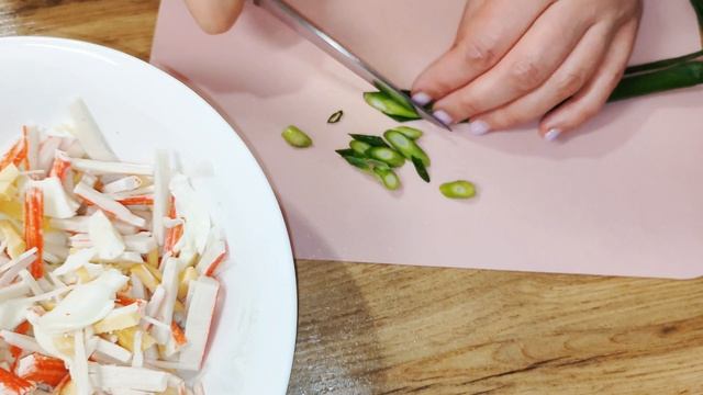 САЛАТ с крабовыми палочками и сыром сулугуни| #крабовыйсалат #крабовыепалочки