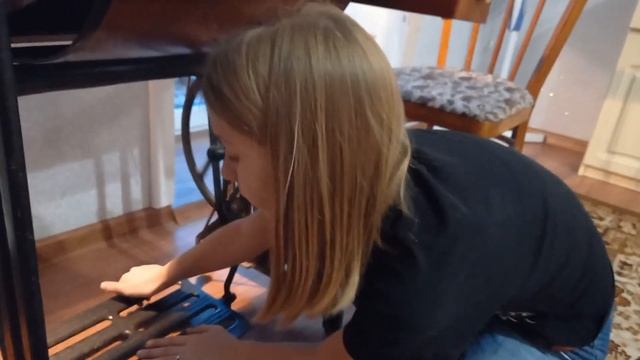 Шью на старой советской машинке. Как заправлять нитку!? смотреть онлайн