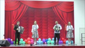 За околицей туман.Автор музыки Вячеслав Постоногов.Поет семейный ансамбль "Радость".Руслан Карташев.