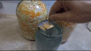 Квашеная капуста в банке на 3 литра хрустящая с рассолом и морковью без уксуса за 3 дня