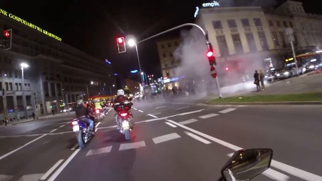 Suzuki Bandit 600 - night group ride through the streets of Warsaw смотреть онлайн