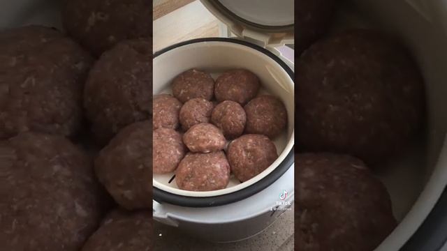 Гречка с котлетами в мультиварке?Buckwheat with cutlets in a slow cooker. смотреть онлайн