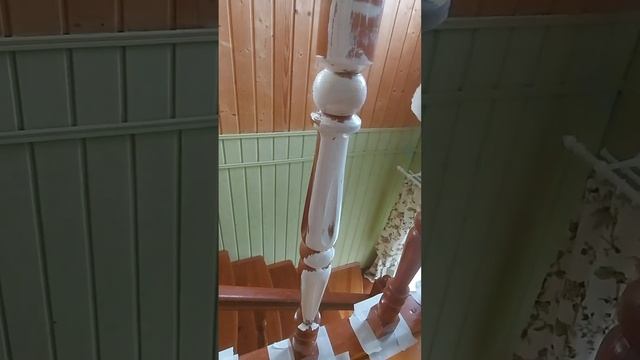 Перекраска старой лакированной лестницы ? #перекраскамебели перекраска #бюджетный ремонт #ремонт смотреть онлайн