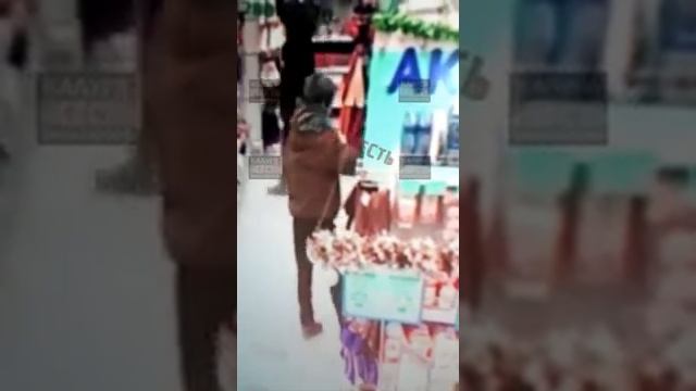 Нагло ворует прямо в центре Калуги в магазине КОЛГОТКИ смотреть онлайн