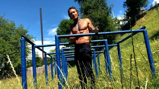 НАУЧИСЬ ИДЕАЛЬНЫЕ ОТЖИМАНИЯ НА БРУСЬЯХ С НУЛЯ (ОТ А ДО Я) смотреть онлайн