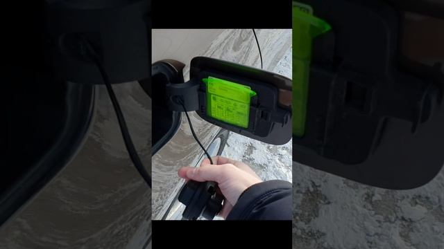 как правильно открыть крышку бака шкода рапид. how to open the Skoda Rapid tank cap correctly смотреть онлайн