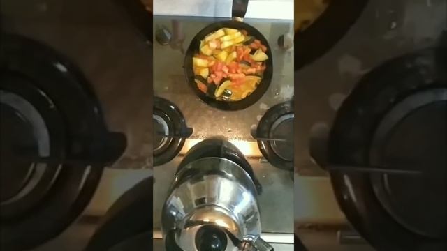 Делаем ужин/кабачки/кетчуп/колбаса//