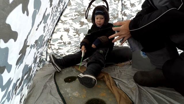 На первый лед с сыном! Ловля плотвы со льда. 13.11.2016г. смотреть онлайн