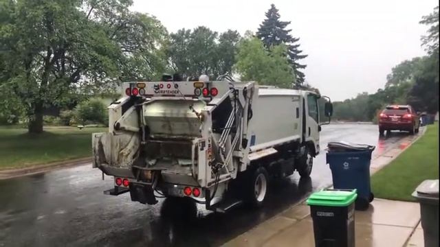 Утро начинается с мусоровоза. Мусоровозы из разных стран забирают мусор.