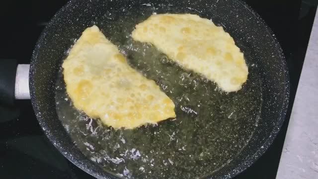 Хрустящие чебуреки с сочной начинкой: легко готовятся и быстро съедаются