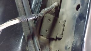 Как открутить болты крепления дверей на ниве или классике при помощи перфоратора.