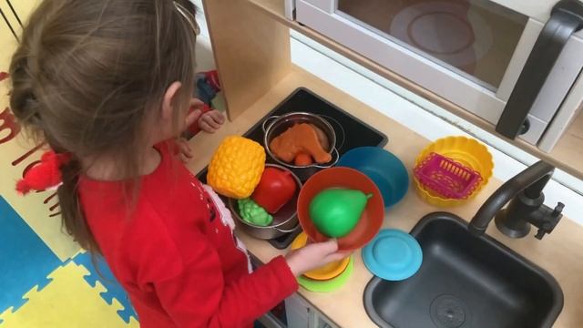 Ева и Злата весело играют на детской площадке / Любимая детская игровая площадка для детей. смотреть онлайн