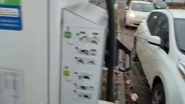 Заряжаем электромобиль на Электро Заправке. ЭЗС. Все просто. смотреть онлайн
