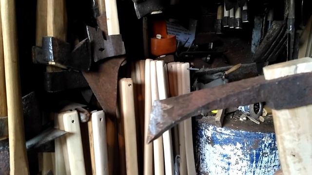 Коллекция топоров. Коллекционер собрал 350 топоров!!! Аx collection. смотреть онлайн