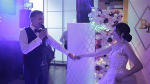 Жених красиво поёт для невесты.Песня от жениха