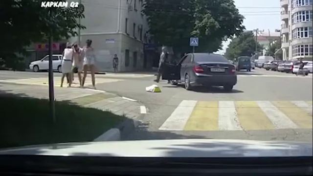 Лучшая автодрака 2018, дерутся девушки! Осторожно мат. смотреть онлайн