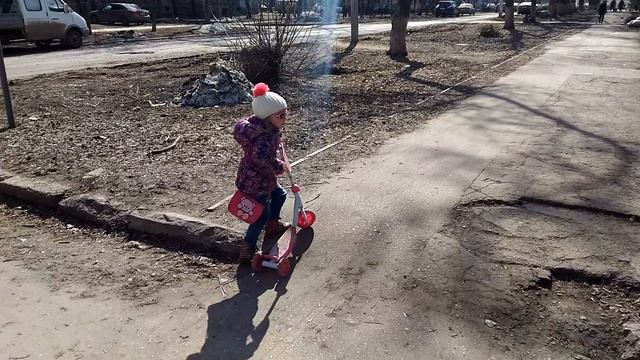 Евуся катается на самокате!!! смотреть онлайн