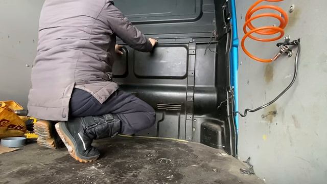 Газель Некст ЦМФ 7мест , отрезал низ перегородки в грузовой отсек , кошмар -не помогло ,пилимдальше