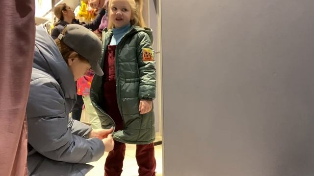 Влог. Выбираем Даше куртку. смотреть онлайн