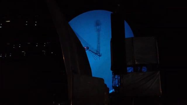 Rotating dish of the Lovell Telescope at Jodrell Bank at Si смотреть онлайн