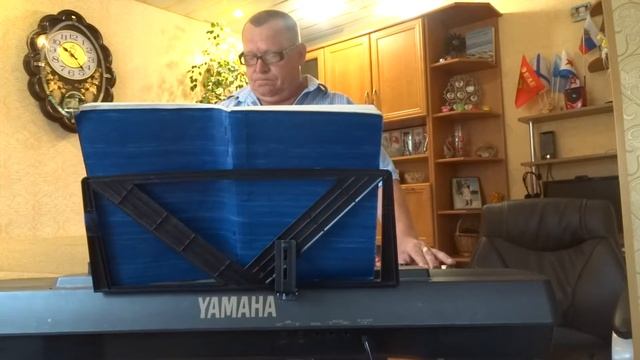 На скамейке   .исп.автор Е.Лощилов песня - шутка