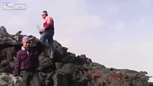 Человек идёт по лаве, это поразительно смотреть онлайн