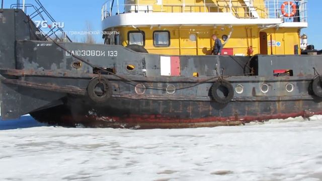 Буксировщик ломает лёд на Которосли смотреть онлайн