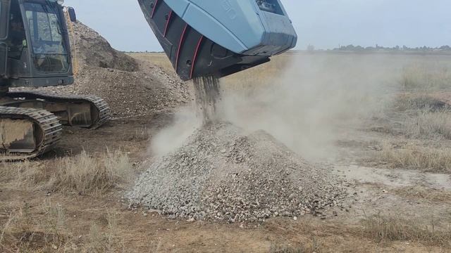 Дробильный ковш ROCKCRUSHER на экскаватор и погрузчик. Дробление асфальта, щебня и известняка смотреть онлайн