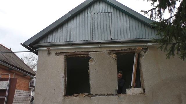 Дом для бабушки 1 серия, демонтаж старых окон и дверей и установка новых. смотреть онлайн