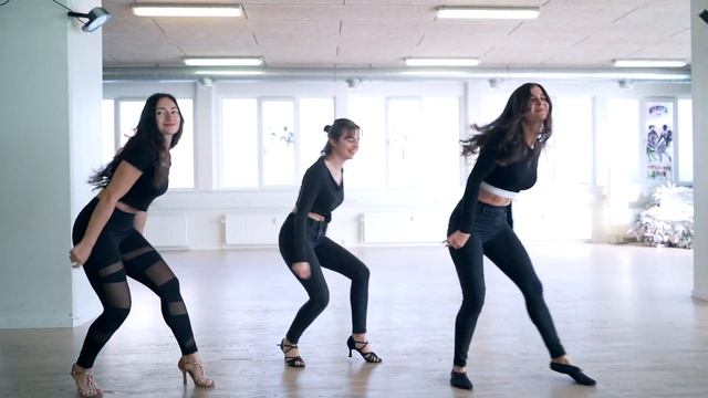 The Weekend - Blinding lights - Bachata Lady Styling Version смотреть онлайн