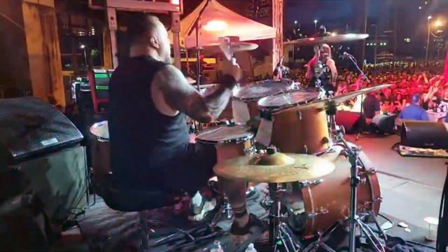 Iggor Cavalera and Eloy Casagrande playing Sepultura Troops of Doom live смотреть онлайн