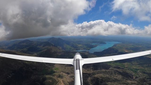 4К Красота неба над плато Валенсоль купающегося в бирюзе озера Сен-Круа смотреть онлайн