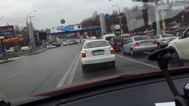 Прохожий регулирует перекресток вместо ГАИ Киева смотреть онлайн