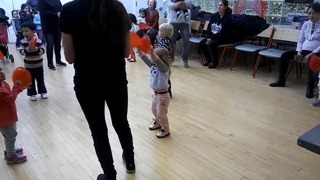 Library. Танец с тарелочками смотреть онлайн